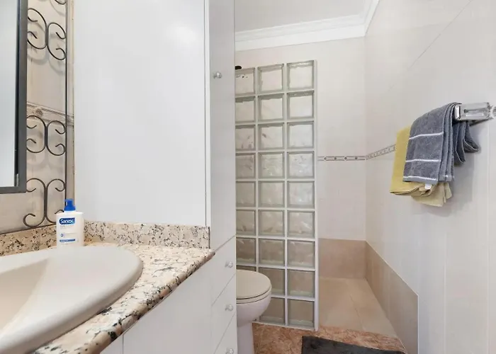 2-bed House Sleeps 4 With Free Parking *